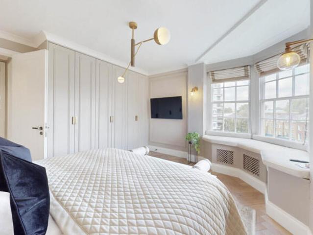 Apartment for sale in Cat Hill, England