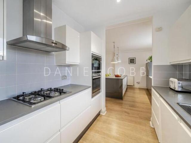 Apartment for sale in Cat Hill, England