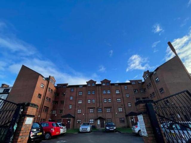 House for sale in Hyde Park, West Yorkshire