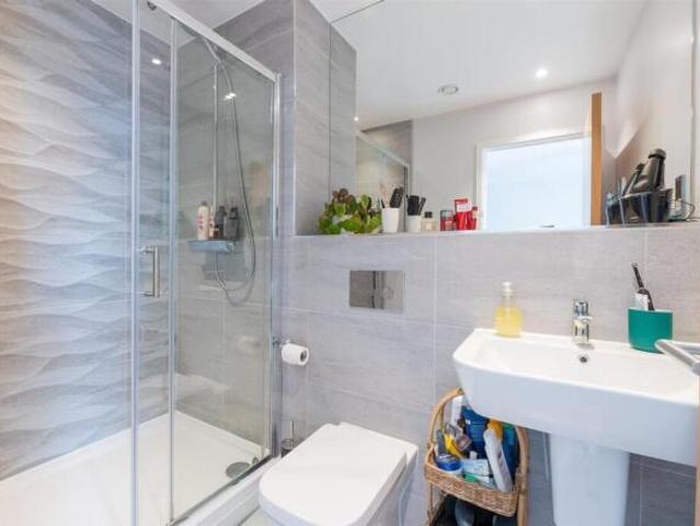 Apartment for sale in Charlesworth, East Midlands