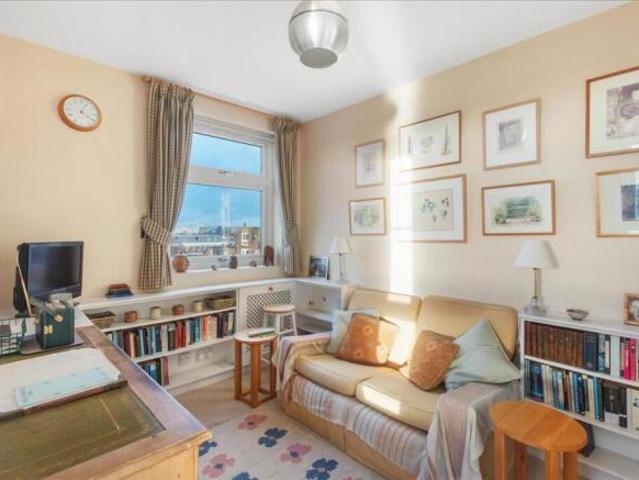 Apartment for sale in Cat Hill, England