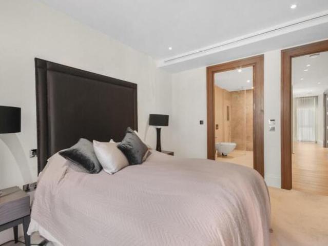 Apartment for sale in Cat Hill, England