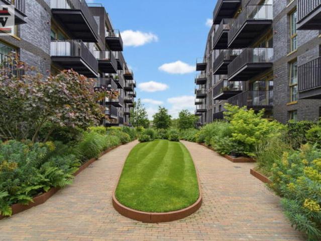 Apartment for sale in Brentford End, Greater London
