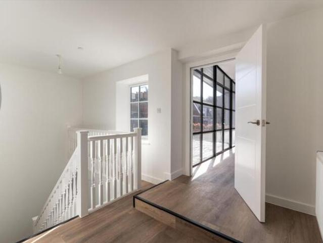 Apartment for sale in Guildford, Surrey