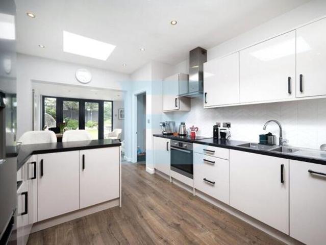 Apartment for sale in Mill Hill, Greater London