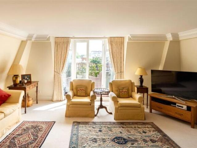 Apartment for sale in Kensington, Greater London