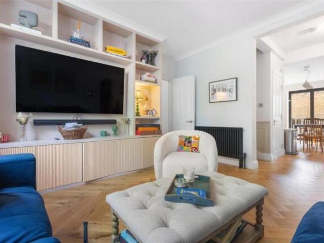Apartment for sale in Cat Hill, England