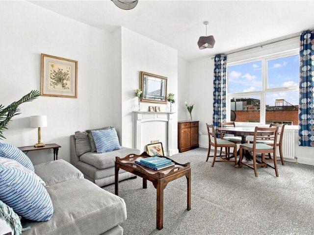 Apartment for sale in Cat Hill, England