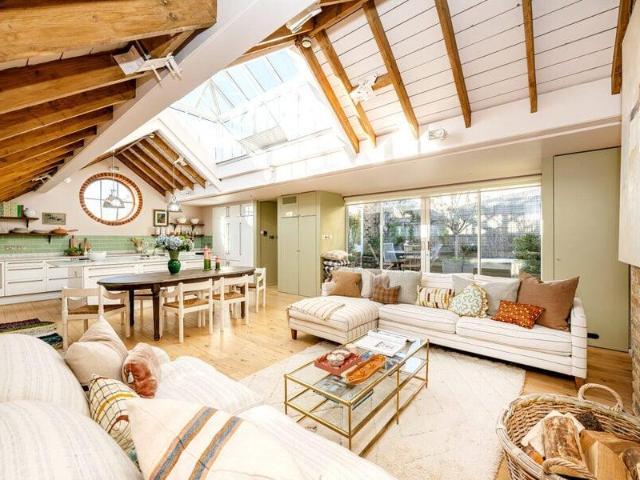 Apartment for sale in Cat Hill, England