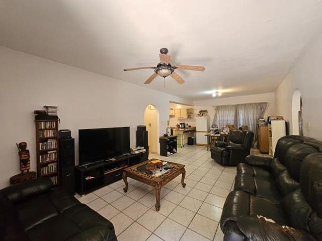 Townhouse for rent in Seaview, Kwazulu-natal