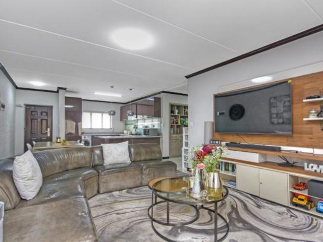 Apartment for sale in Vosloorus, Gauteng