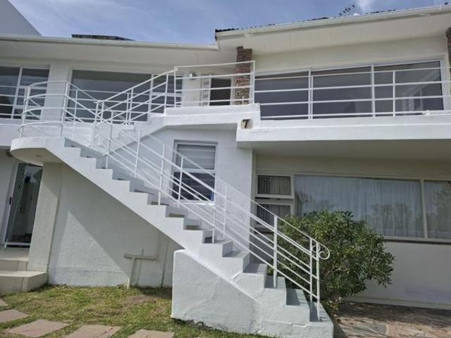 Apartment for rent in Fresnaye, Cape Town