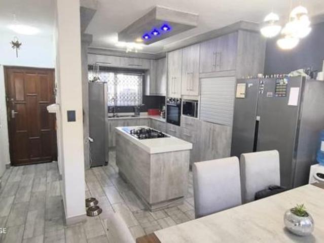 Apartment for sale in Mount Moreland, Kwazulu-natal