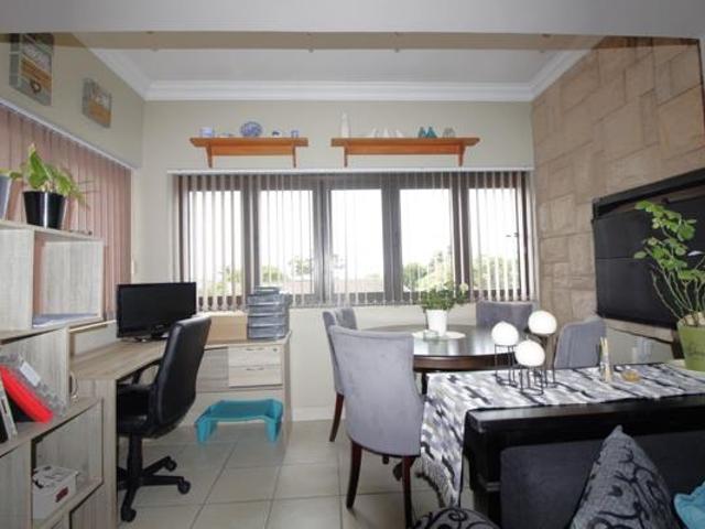 Apartment for sale in Jeffreys Bay, Kouga Local Municipality