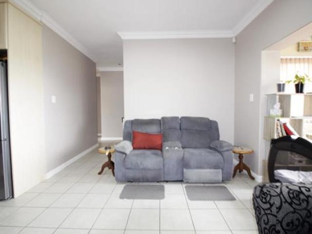 Apartment for sale in Jeffreys Bay, Kouga Local Municipality