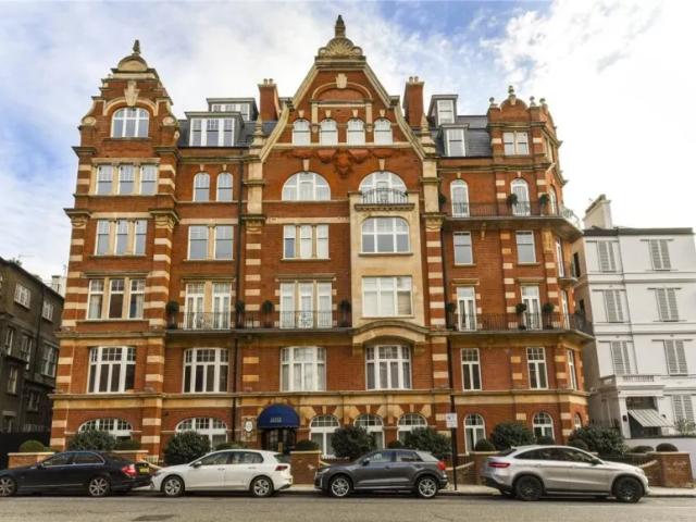 Apartment for sale in Kensington, Greater London