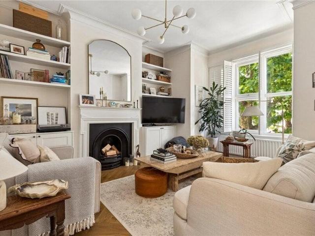 Apartment for sale in Cat Hill, England