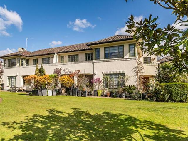 Apartment for sale in Putney, Greater London