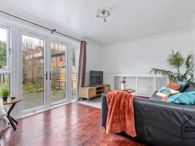 Apartment for rent in Lyons, Greater London