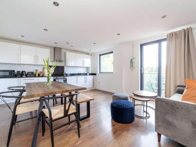 Apartment for rent in Lyons, Greater London