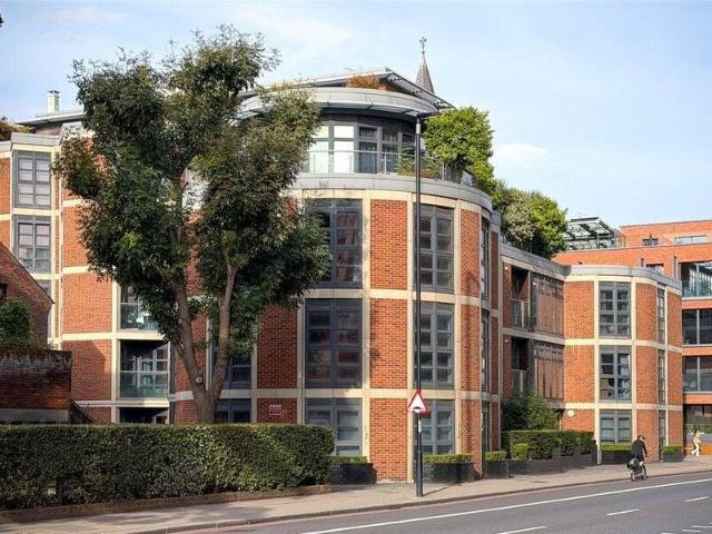 Apartment for sale in Cat Hill, England