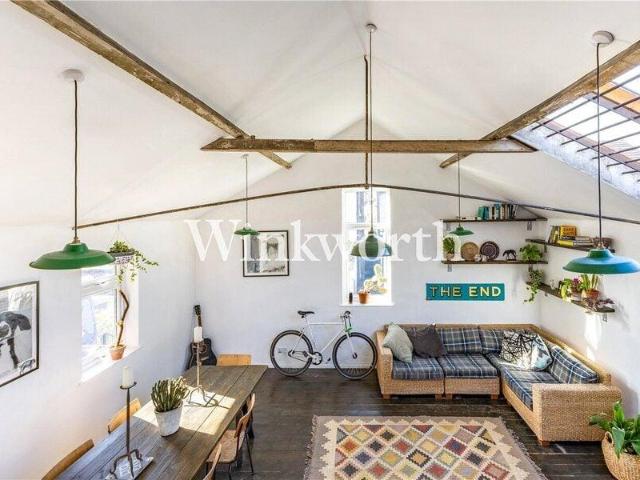 Apartment for sale in Cat Hill, England