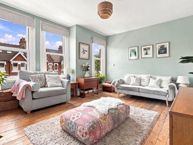 Apartment for sale in Cat Hill, England