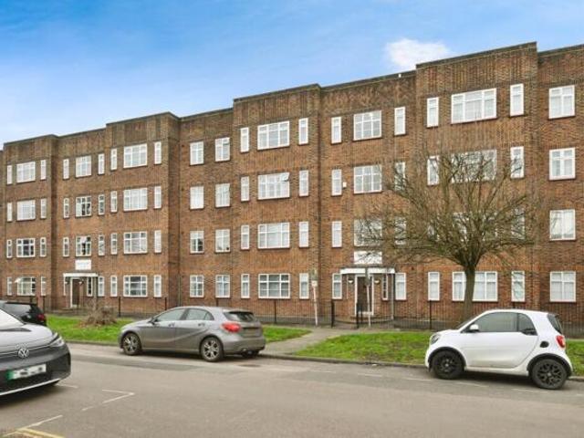 Apartment for sale in Romford, Gidea Park