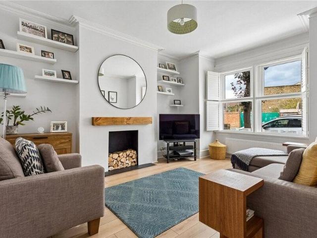 Apartment for sale in Cat Hill, England