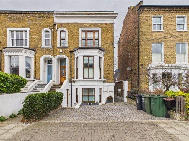 Apartment for sale in Cat Hill, England