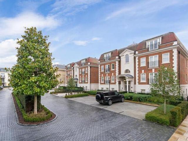 Apartment for sale in Row Town, Surrey