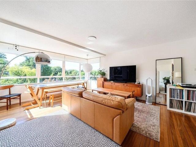 Apartment for sale in Cat Hill, England