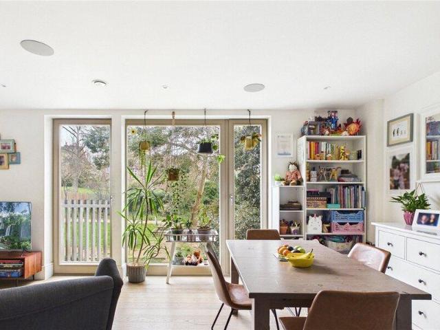 Apartment for sale in Cat Hill, England
