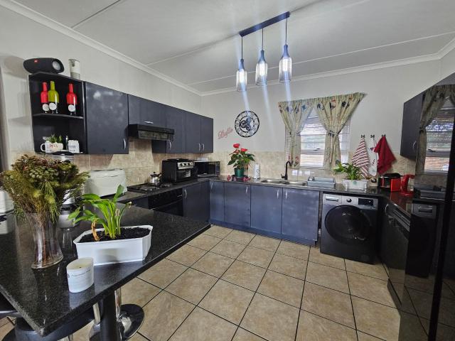 Apartment for rent in Rangeview, Mogale City Local Municipality