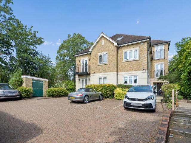 Flat for rent in Northwood, Greater London