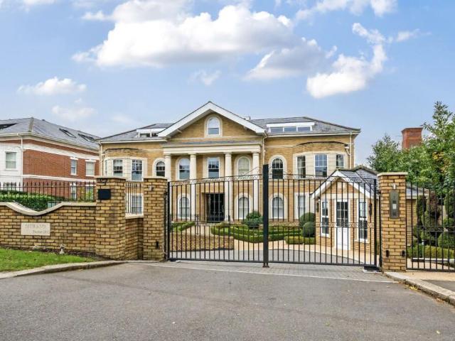 Flat for rent in Cockfosters, Greater London