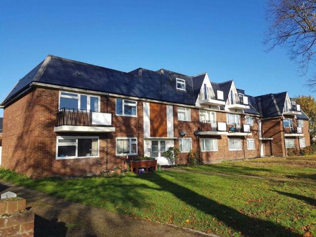 Flat for rent in Row Town, Surrey