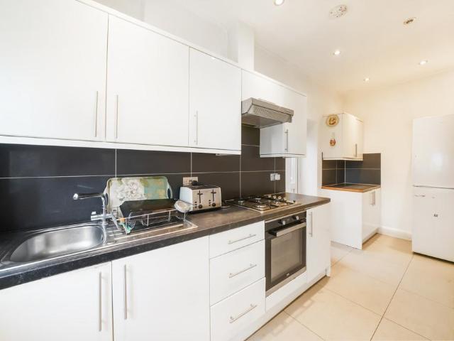 Flat for rent in Brondesbury, Greater London