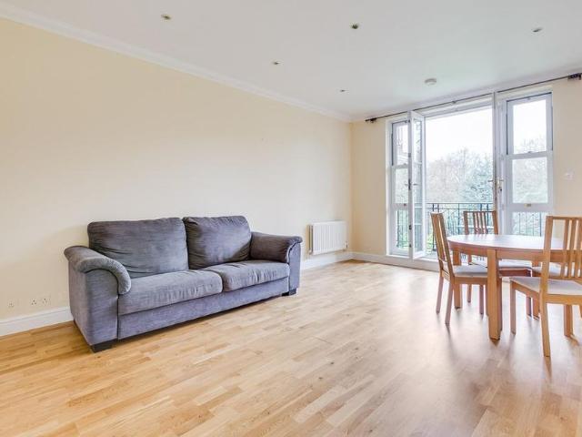 Apartment for rent in Southfields, Greater London