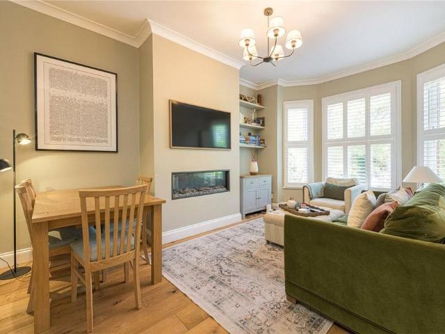 Apartment for rent in London Borough of Merton, Collier's Wood