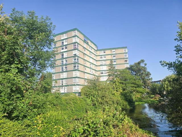 Flat for rent in New Denham, Denham