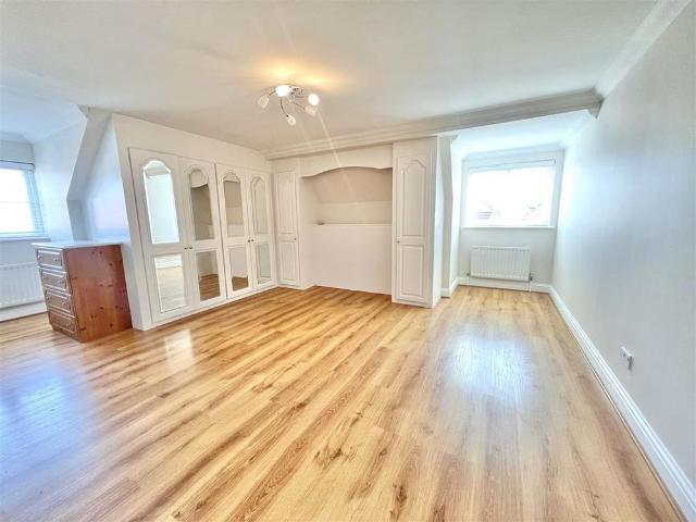 Apartment for rent in Blackhills, Surrey