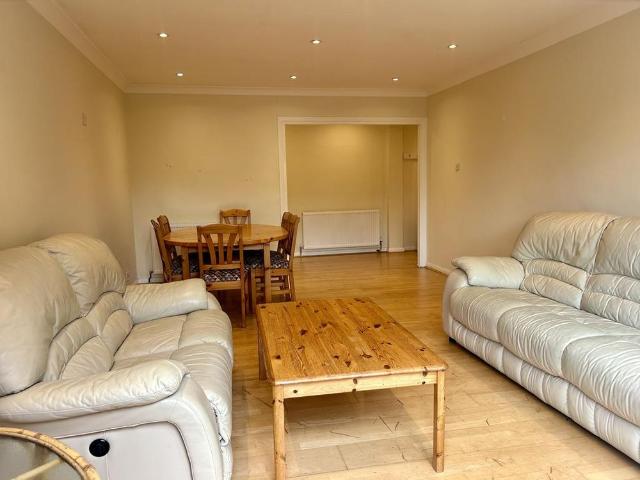 Apartment for rent in London Borough of Merton, Raynes Park