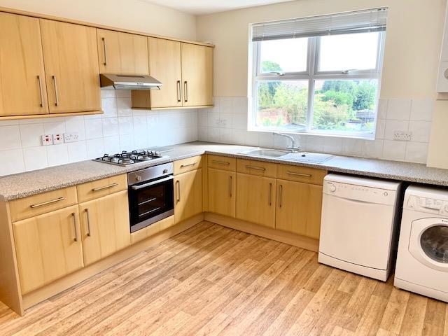 Flat for rent in London Borough of Merton, Raynes Park
