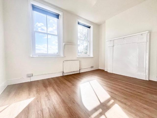 Flat for rent in London Borough of Richmond upon Thames, Greater London