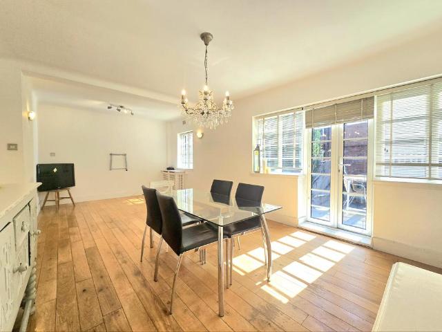 Flat for rent in London Borough of Merton, Raynes Park