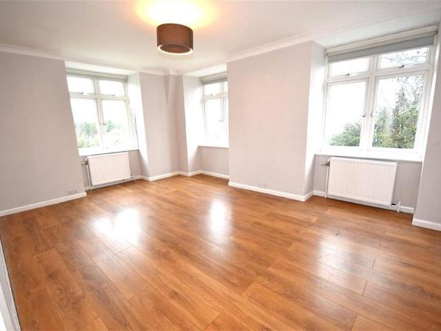 Apartment for rent in Strawberry Hill, Greater London