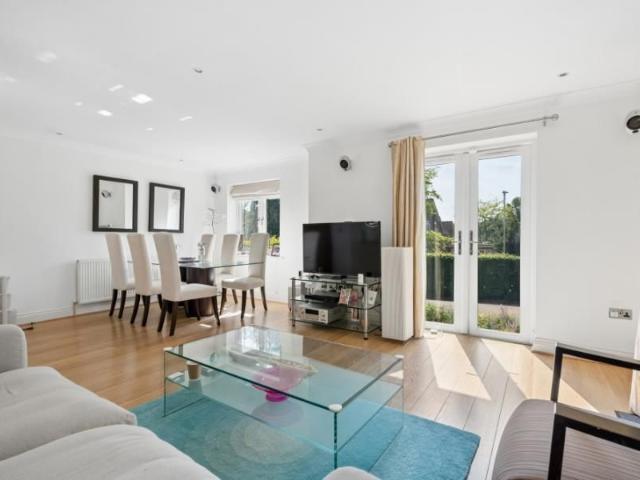 Apartment for rent in Northwood, Greater London