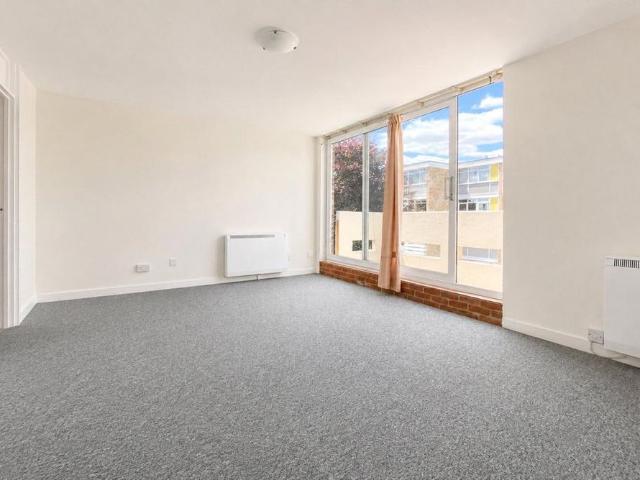 Apartment for rent in Horsell, Woking
