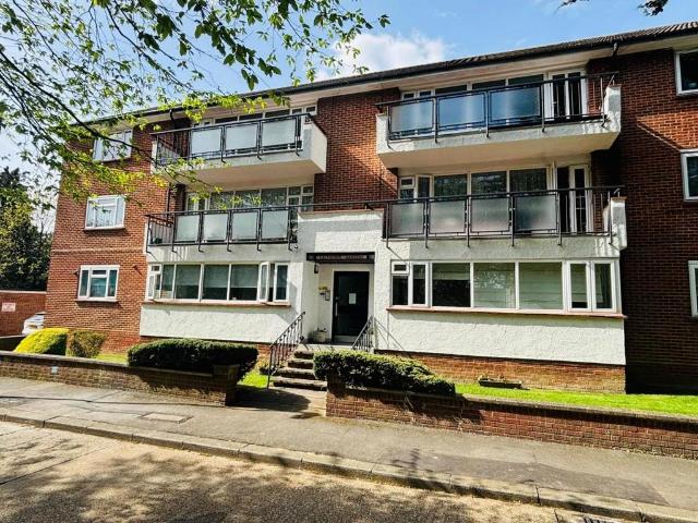 Flat for rent in Little Stanmore, Greater London